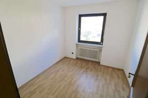 Sehr gepflegtes Einfamilienhaus, 2 Einliegerwohnungen, großes Grundstück und viel Nutzungspotenzial – Die vollständige Adresse der Immobilie erhältst du vom Anbieter., 84149 Velden – Vorschaubild 12