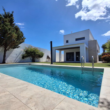 SPEKTAKULÄRE MINIMALISTISCHE VILLA MIT POOL, GARTEN UND MEERBLICK
