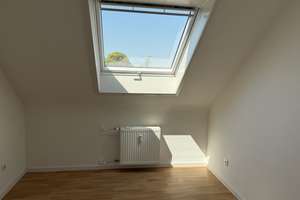 ** Helle renovierte 3 Zimmer Dachgeschoss-Wohnung in Leverkusen Quettingen, Burgloch** – 51381 Quettingen, Leverkusen – Vorschaubild 2