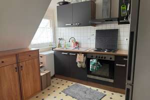 ZEITMIETVERTRAG! 2-Zimmer-Dachgeschosswohnung m. EBK u. großen Garten in KN Uninähe – Zur Friedrichshöhe 25, 78464 Königsbau, Konstanz – Vorschaubild 1