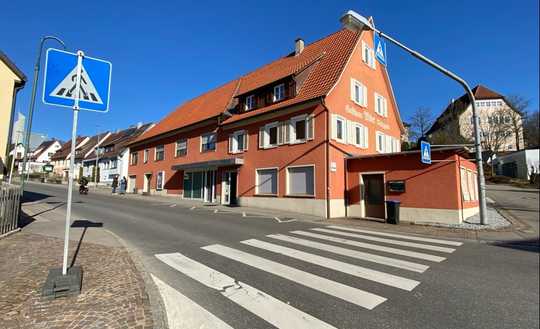 Attraktives WGH mit 2 Wohnungen, Laden u. Gastro in werbewirksamer Lage, komplett frei!