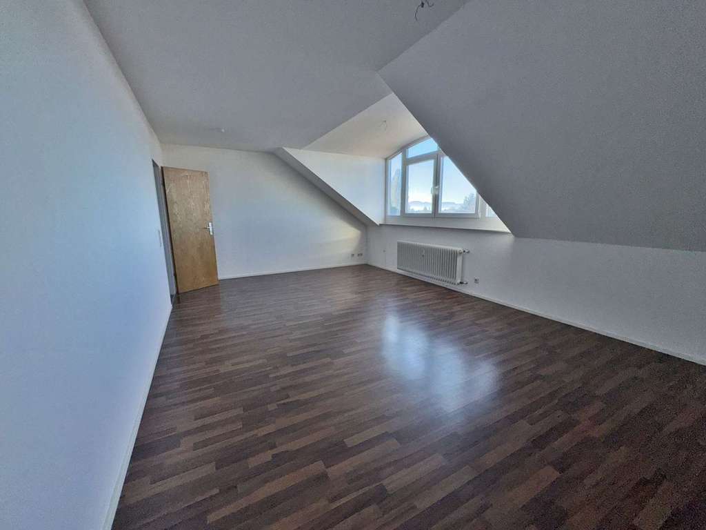 Sofort verfügbare 2 Zimmer DG ETW mit PKW Stellplatz