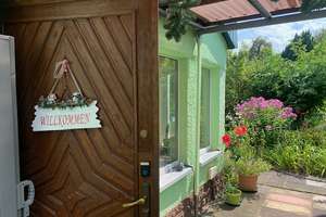 Kleines Haus mit einem großen Grundstück