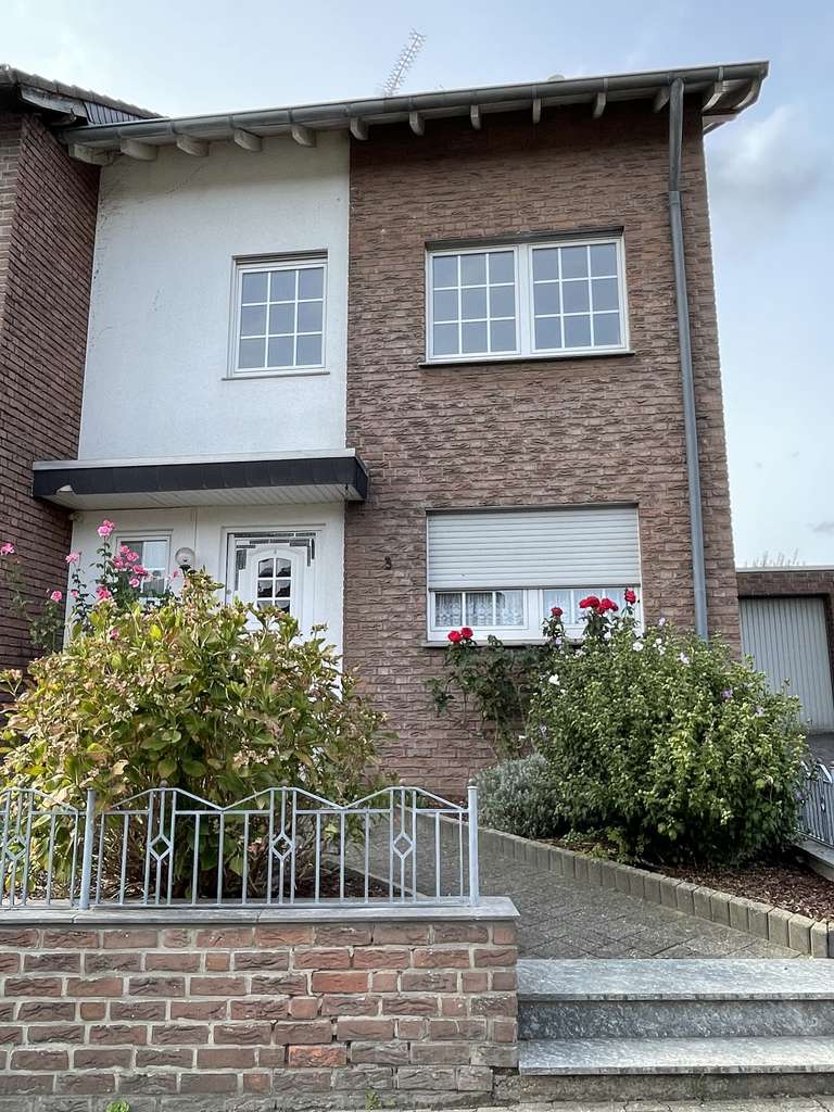 Gepflegte Doppelhaushälfte mit überdachter Terrasse, Balkon und Garten – ideal für Familien