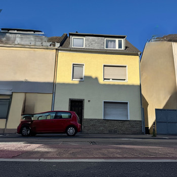 Vielseitiges Zweifamilienhaus mit attraktiver Rendite – modernisiert, vermietet, viele Optionen!