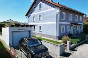| Leben in schöner Lage| 

Gepflegte Doppelhaushälfte mit Garten, Garage und Ausbaureserve – Die vollständige Adresse der Immobilie erhältst du vom Anbieter., 93142 Maxhütte-Haidhof – Vorschaubild 2