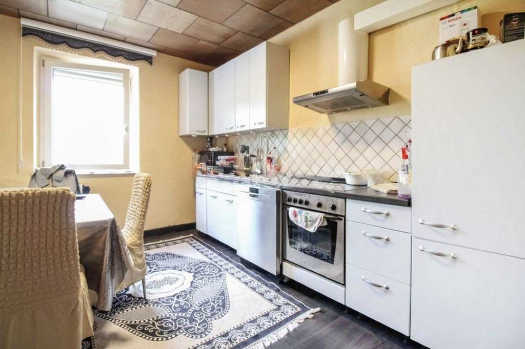 Immobilie in Feuchtwangen - Entwickelbares Wohn und Geschäftshaus mit zwei Wohneinheiten und einer Gewerbeeinheit in zentraler L - Bild 4