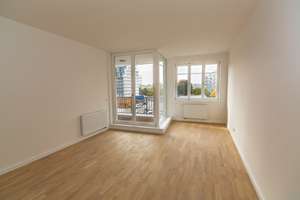 Helle und geräumige Wohnung mit drei Zimmern sowie Balkon und Einbauküche in Berlin Mitte – 10115 Mitte (Ortsteil), Berlin – Vorschaubild 3