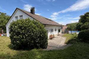 Zweifamilienhaus mit großem Garten und Potenzial