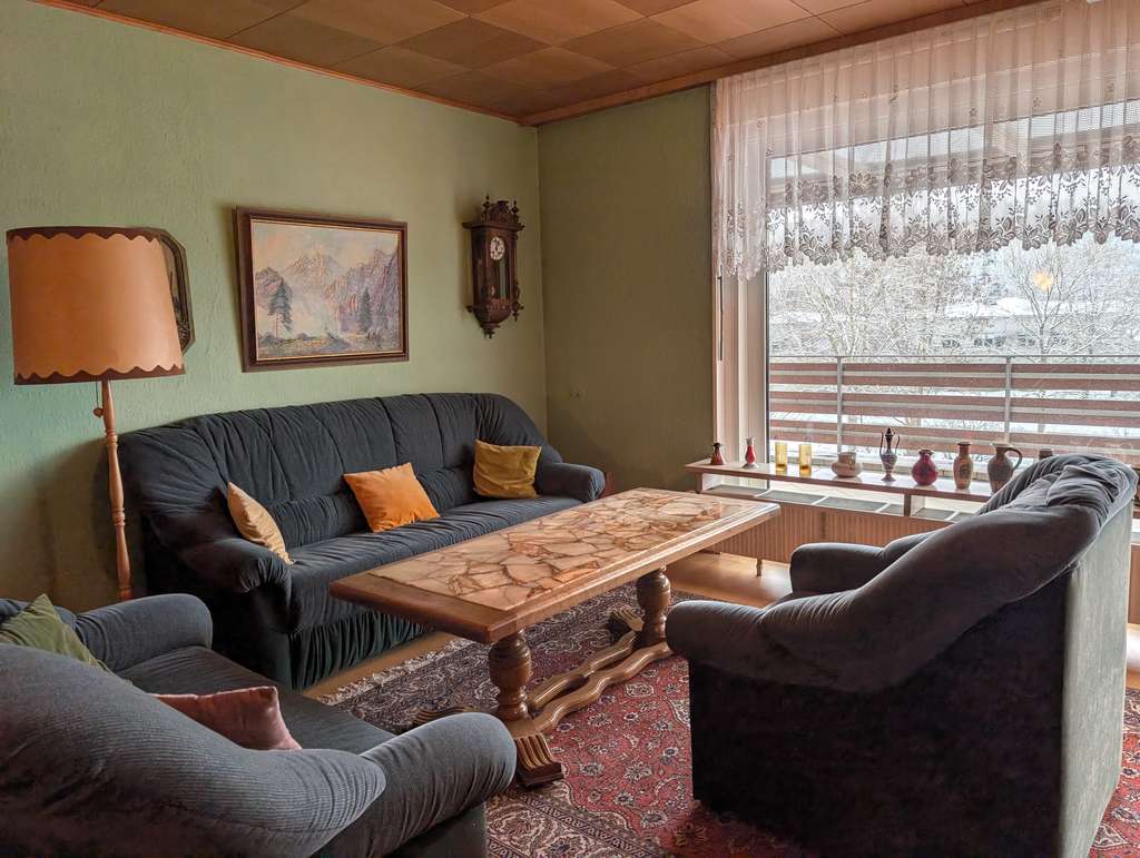 Immobilie in Hahnstätten - Großzügige 6-Zimmer-EG-Wohnung mit Balkon, Gartenzugang & Aar-Blick in ruhiger Sackgasse am Waldrand - Bild 1