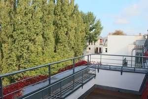 *Dachgeschoss Simon-Dach-Straße mit Balkon und EBK*