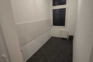 Lichtdurchflutete und vollständig renovierte 2-Zimmer-Wohnung mit nagelneuer Einbauküche – Sattlerstr. 21, 42105 Wuppertal – Vorschaubild 3