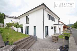 ATTRAKTIVE STADTVILLA IN GUTER WOHNLAGE! Baujahr 2016, 197,30 m² Wohnfläche und 621 m² Eckgrundstück – Die vollständige Adresse der Immobilie erhältst du vom Anbieter., 63599 Biebergemünd – Vorschaubild 2