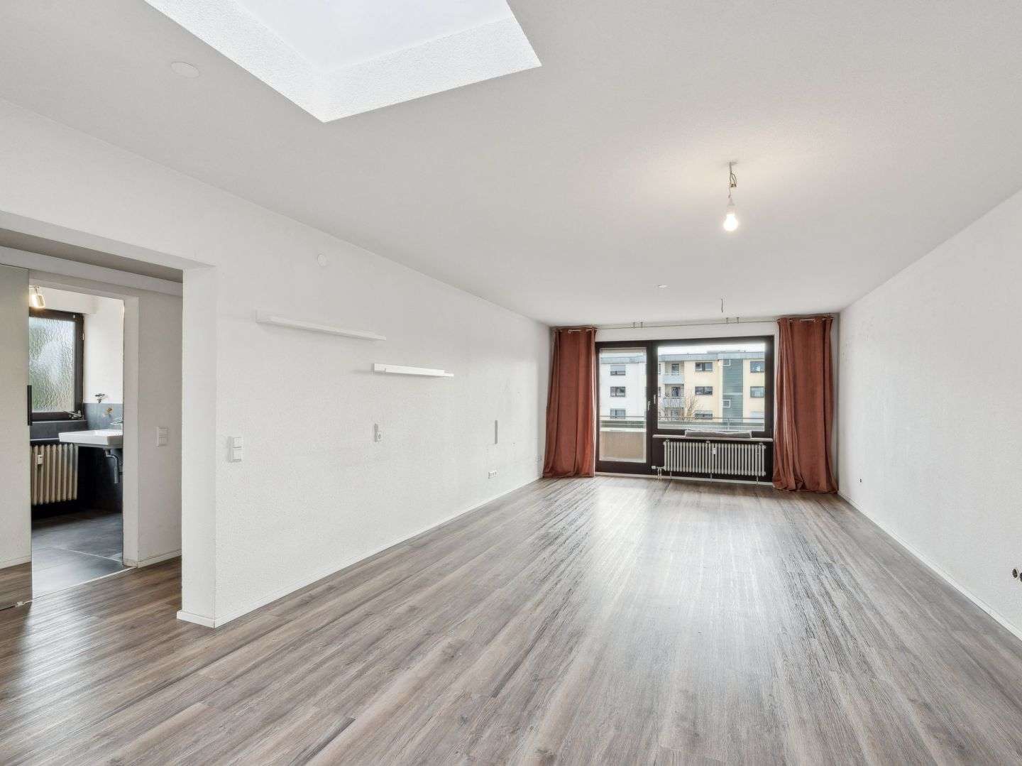 Lichtdurchfluteter Wohntraum im Dreiländereck – Modernisiertes Dachgeschoss mit Riesenbalkon, Lörrach Kreis – Bild 3