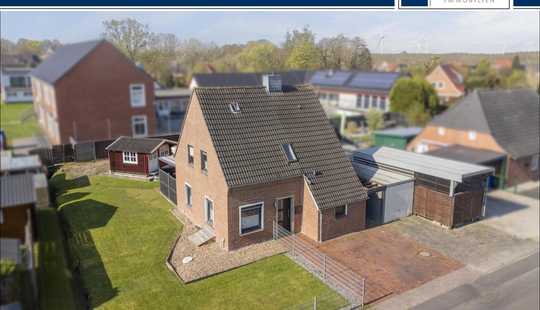 Bild von Modernisiertes Einfamilienhaus mit Wohnmobil-Carport und Nebengebäude