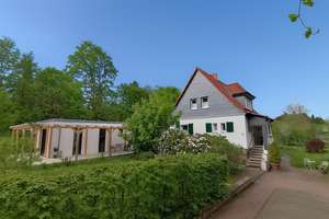 Provisionsfrei:  Wunderschönes Haus mit hochwertigem Modulhaus und Erdwärme – Die vollständige Adresse der Immobilie erhältst du vom Anbieter., 36355 Grebenhain – Vorschaubild 1