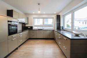 Creme de la Creme: Neuwertiges Einfamilienhaus mit 2 Einfahrten, eine Garage, PV und Solaranlage  – Die vollständige Adresse der Immobilie erhältst du vom Anbieter., 87439 Heiligkreuz/Neuhausen, Kempten (Allgäu) – Vorschaubild 6