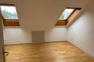 Dachgeschosswohnung mit drei Räumen, Einbauküche und Hobbyraum – Holderbuschweg 8, 70563 Heerstraße, Stuttgart – Vorschaubild 5