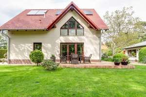 Stilvolles Einfamilienhaus mit gepflegtem Garten und zusätzlichem Nebengebäude – Die vollständige Adresse der Immobilie erhältst du vom Anbieter., 12623 Mahlsdorf, Berlin – Vorschaubild 3