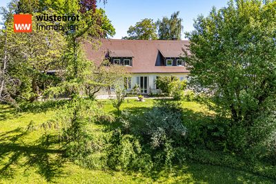 Großzügiges Domizil mit weitläufigem Garten und Schwimmbadhaus