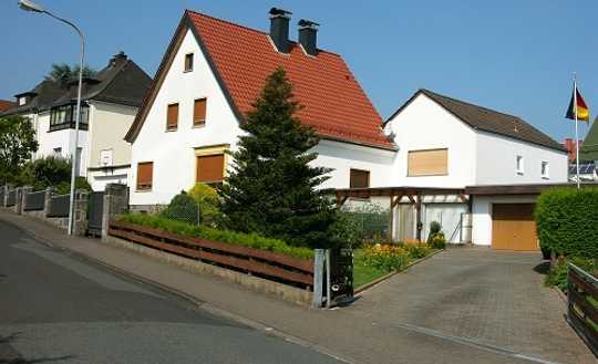 Freistehendes Ein- bis Zweifamilienhaus mit Garage