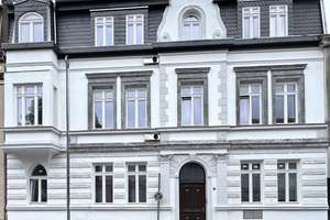 Neubau-LUXUS-3-Zimmer-Wohnung mit EBK + Balkon hinter historischer Fassade