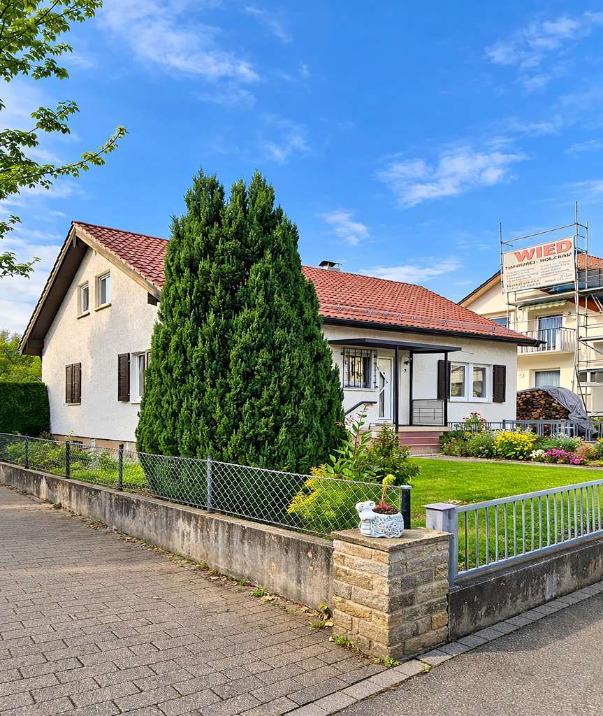 Immobilie in Schlierbach - Einfamilienhaus mit über 100 m² Bonusfläche im Dachgeschoss und großem Garten. - Bild 1