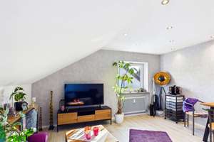 Die Tür geht auf, der Blick hinauf: 4-Zimmer mit Südbalkon und Weitsicht in Feuerbach! – Die vollständige Adresse der Immobilie erhältst du vom Anbieter., 70469 Feuerbacher Tal, Stuttgart – Vorschaubild 3