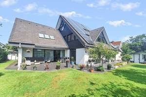 Extravagantes, großes Einfamilienhaus mit Galeriecharakter in begehrter Waldrandlage von St. Gertrud