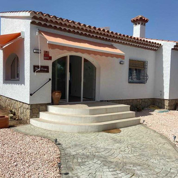 PRECIOSA CASA INDEPENDIENTE CON JARDÍN PRIVADO!