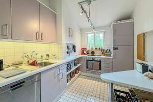Charmante 3 Zimmer-Dachgeschosswohnung mit zwei Balkonen in ruhiger Bestlage von München-Bogenhausen – Die vollständige Adresse der Immobilie erhältst du vom Anbieter., 81929 Daglfing, München – Vorschaubild 5
