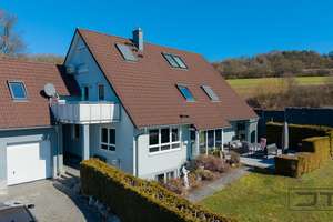 Bindlacher Bestlage mit einzigartigem Fernblick: Stilvoll modernisiertes 2001er EFH mit ELW & Pool! – Die vollständige Adresse der Immobilie erhältst du vom Anbieter., 95463 Bindlach – Vorschaubild 3