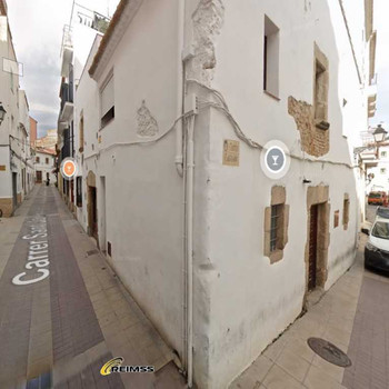 Charmantes zweistöckiges Haus im historischen Zentrum von Tossa de Mar. Mietkaufoption verfügbar.
