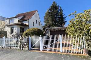 Einfamilienhaus  mit Einliegerwohnung, Pool und wunderschönem Garten. Provisionsfrei