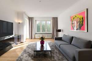 Stil und Charme: Möblierte 2,5-Zimmer-Wohnung mit Balkon in feinster Bogenhauser Lage