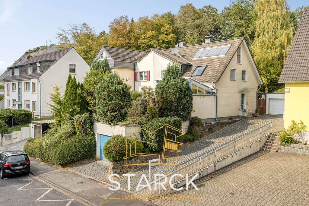 Modernisierte Doppelhaushälfte auf großem Grundstück nahe dem Stadtzentrum von Bergisch Gladbach!