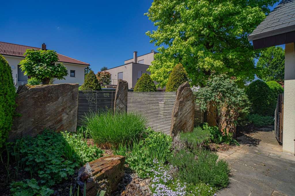 Immobilie in Sulzfeld - Attraktives Wohnambiente mit Ausblick und großzügigen Außenbereichen - Bild 3
