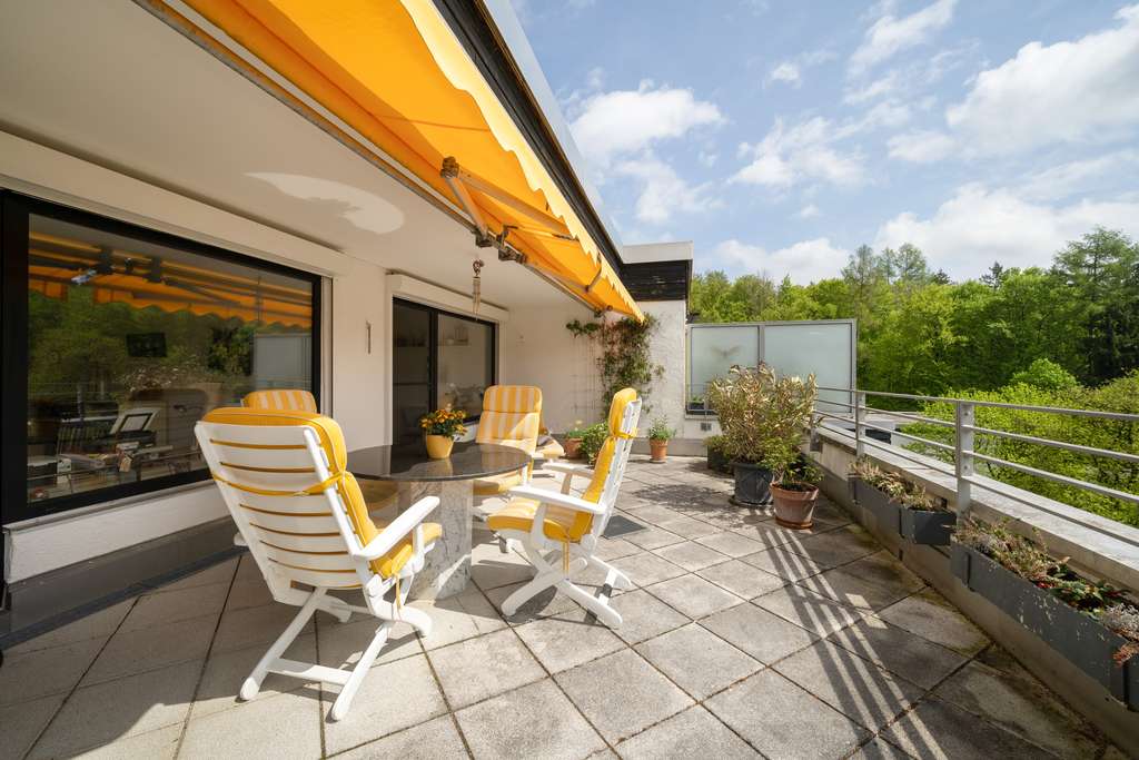 Immobilie in Pöcking - sonnige 3,5 Zimmer Dachterassenwohnung mit Blick ins Grüne - Bild 0