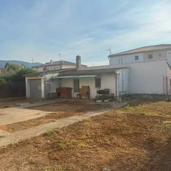 Mehrfamilienhaus mit Garten und vielfältigen Möglichkeiten, gelegen im charmanten Dorf Besalú.