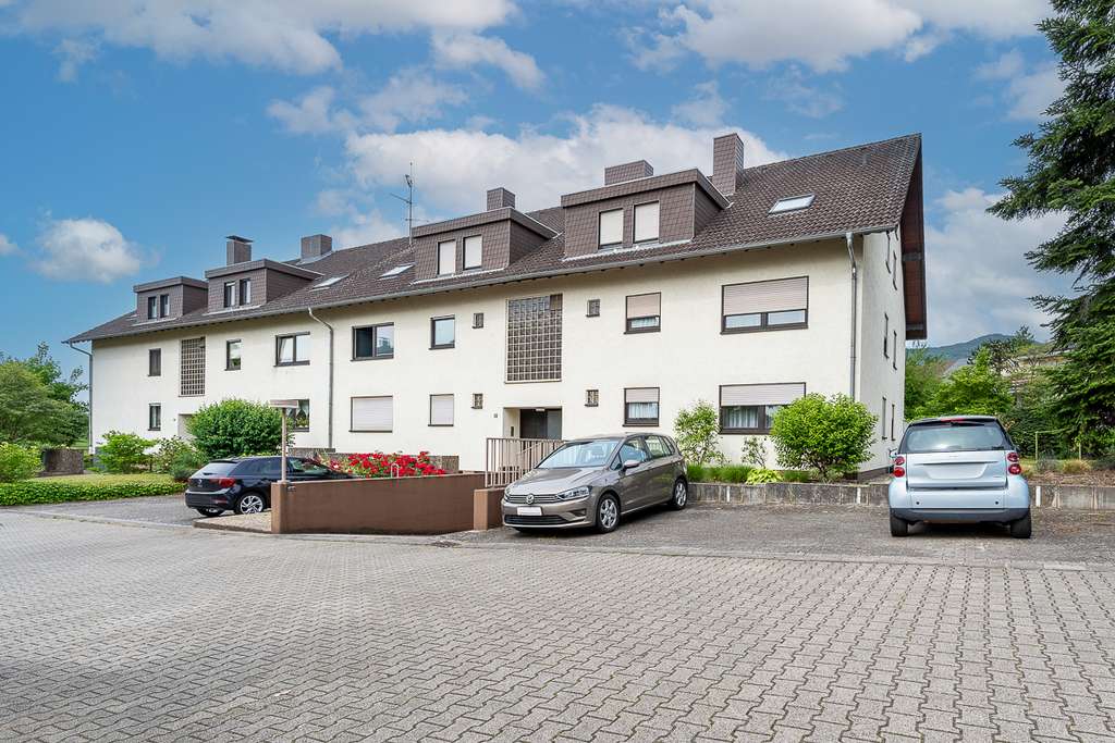 Charmante 2-Zimmer-Wohnung mit Balkon und 7 Stellplätzen in Hambach