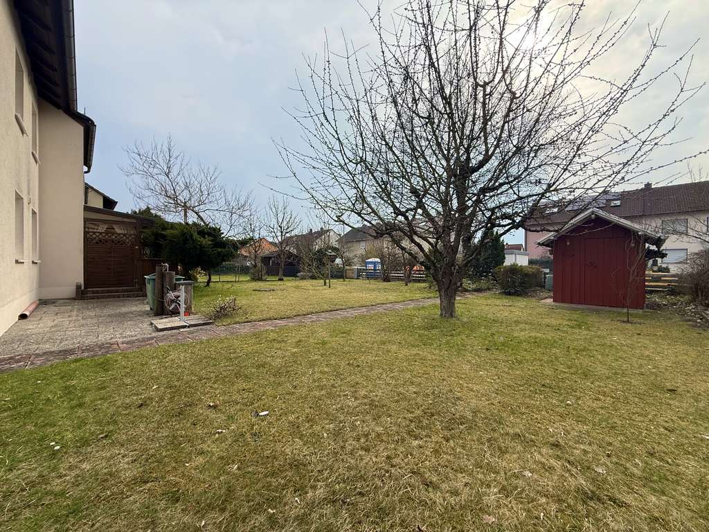 Immobilie in Roth - Gepflegte Doppelhaushälfte aufgeteilt in 2 Dreizimmerwohnung & 2 Garagen - Bild 2