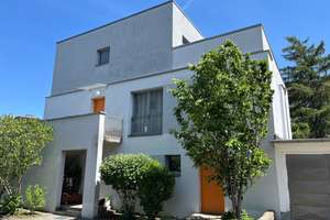 Da schau her! 4 Zimmer-Maisonette mit großer Dachterrasse und Pkw-Stellplatz!