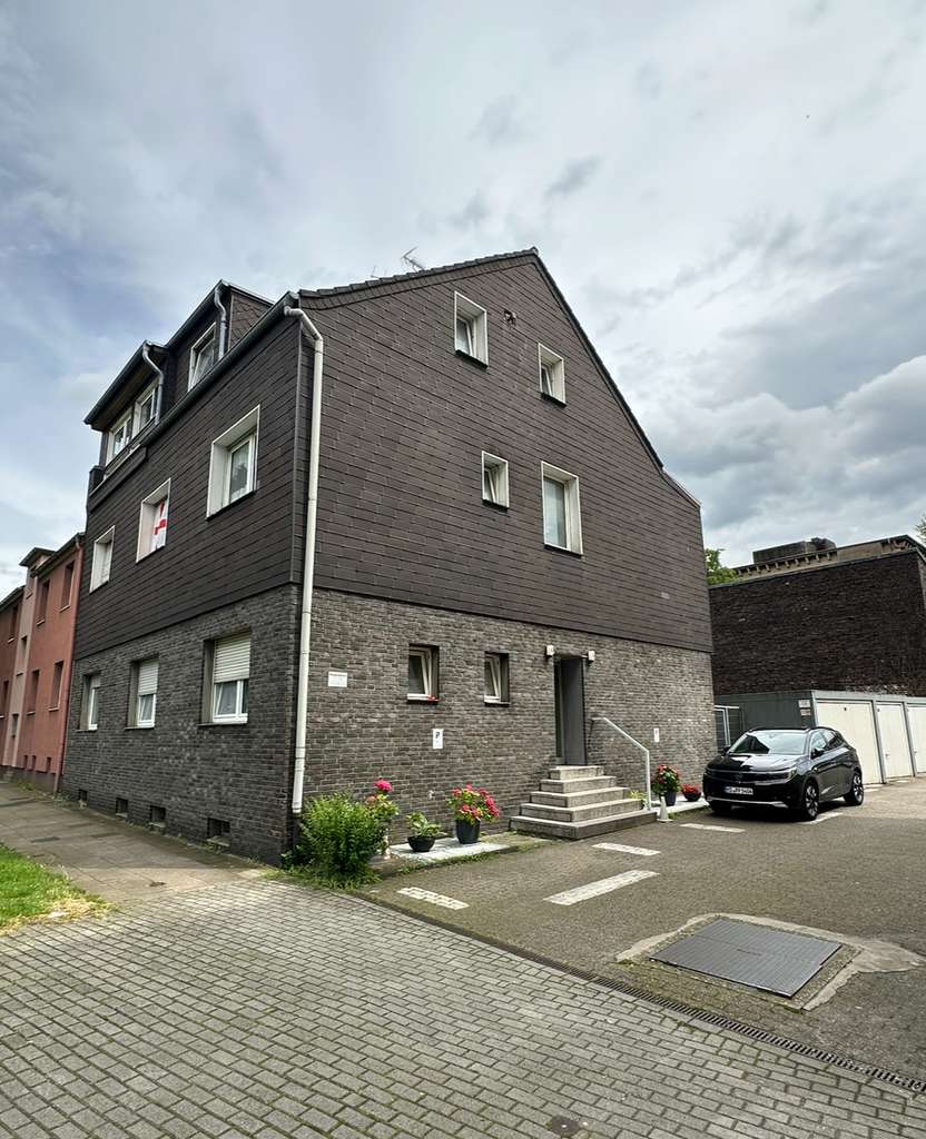 Gepflegtes 4-Familienhaus mit Stellplätzen/ Garagen in Oberhausen