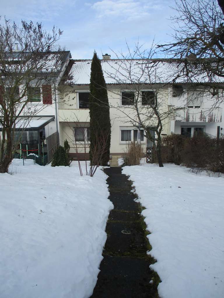 Grundsolides Zweifamilien-Reihenmittelhaus in Aalen-Triumphstadt!