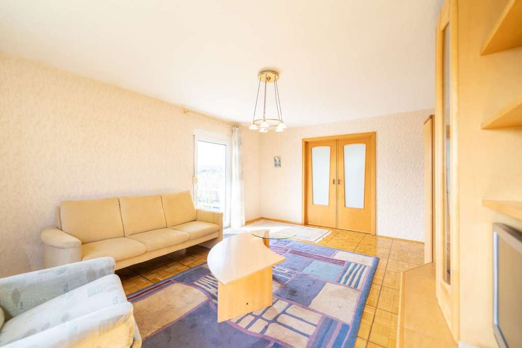 Immobilie in Neustadt bei Coburg - Großzügiges Zweifamilienhaus mit Terrasse, Garten und Garage in ruhiger Lage von Neustadt bei Coburg - Bild 4