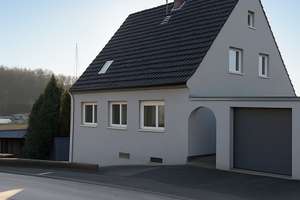 Charmantes Einfamilienhaus mit Einliegerwohnung, großer Garage und Garten – Die vollständige Adresse der Immobilie erhältst du vom Anbieter., 42859 Blumental, Remscheid – Vorschaubild 1