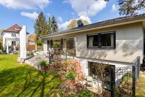 TOP-Lage! | Villa im Bungalow-Stil | mit Pool & Garten | Sauna | Kamin | in Berlin-Zehlendorf – Die vollständige Adresse der Immobilie erhältst du vom Anbieter., 14169 Zehlendorf, Berlin – Vorschaubild 10