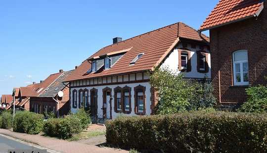 Bild von Wohnen mit Stil: Einfamilienhaus mit Garage und Holzgartenhaus