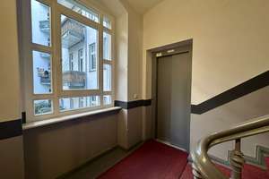 Charmante 2-Zimmer-Altbauwohnung mit 2 Balkonen & Aufzug nahe Helmholtzplatz – Lychener Straße 50, 10437 Prenzlauer Berg, Berlin – Vorschaubild 3