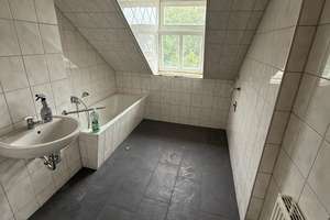 Großzügige DG 2-Zimmer mit Laminat, eigener Dachboden und Wanne in Zentrumsnähe – Zietenstraße 104, 9130 Sonnenberg, Chemnitz – Vorschaubild 1